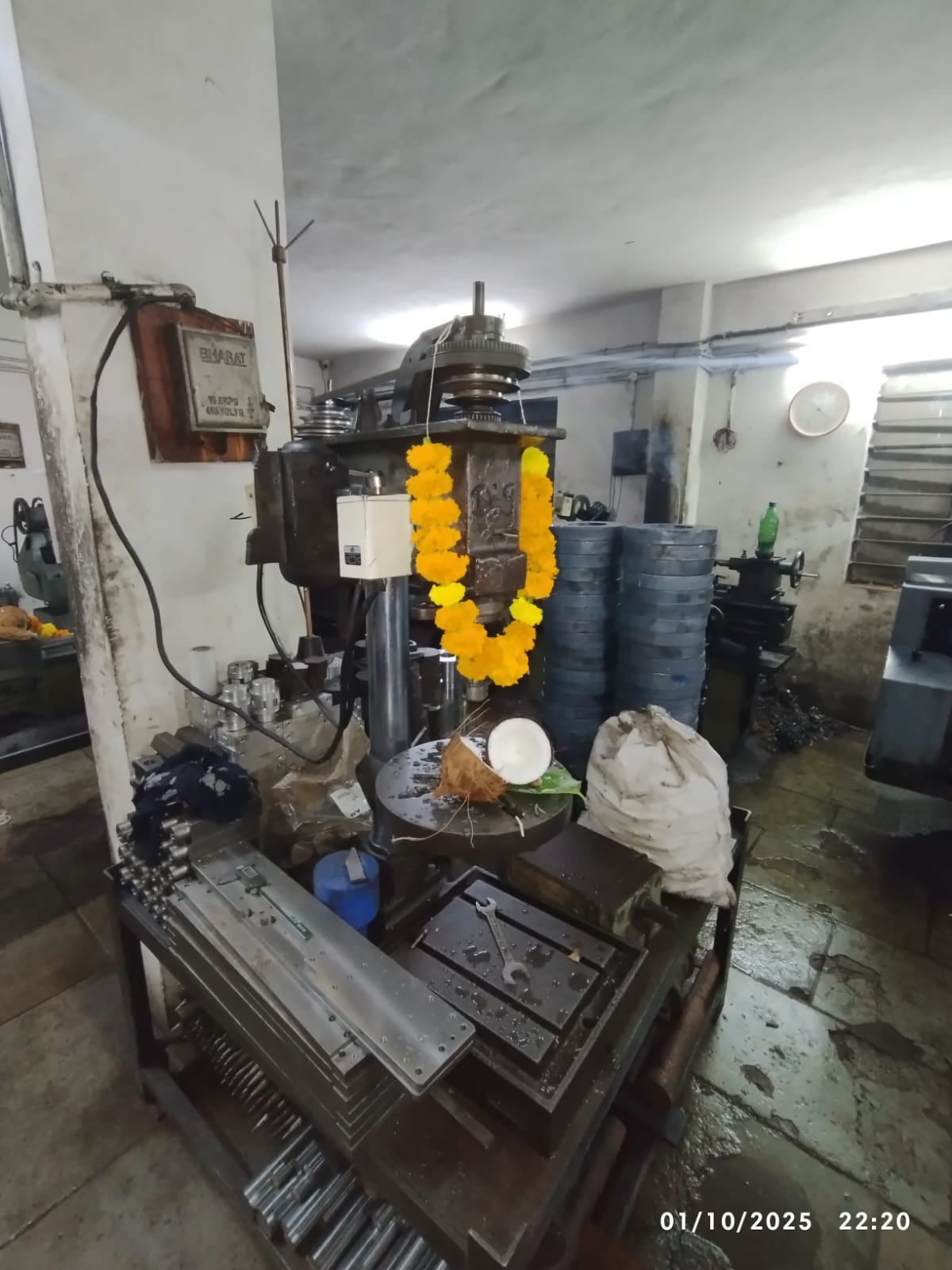 Integrated grinding and fabrication area
